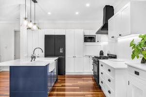 4BDR Queenslander with Pool Near Manly Esplanade