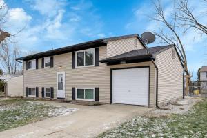Modern 4BR Retreat Fenced Yard Near Easton