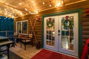 Cabin w Hot tub, 24 acres, 30 min to Gore, MtnView