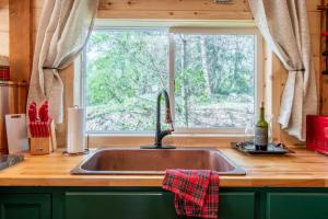 Cabin w Hot tub, 24 acres, 30 min to Gore, MtnView