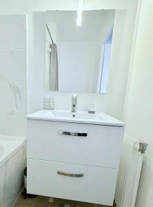 Bright apartment Parking Tram 3 min walk