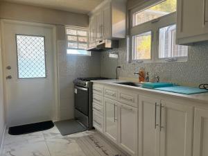 Arias Nest Modern Apt mins from Accra Beach