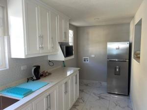 Arias Nest Modern Apt mins from Accra Beach