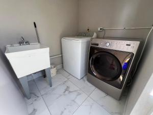 Arias Nest Modern Apt mins from Accra Beach