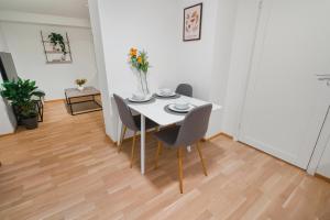Cozy Aurora View Apartments - Entire 3-Bedroom Fully Furnished Near City Centre