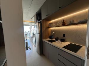 Studio c varanda em prédio c piscina URB1406