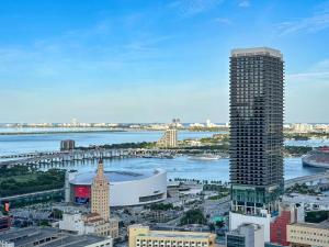 Skyline Views & Rooftop Pool Free Parking