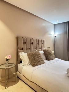 LE G27 Studio premium Bd Ghandi Self check-in