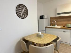 2 Bedroom Apartment for 6 with Private Parking - Elevator - High-Speed WiFi