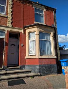 Special Offer Close to Kettering Town End terrace Entire house with shared bathroom kitchen & lounge walking distance to Kettering town Fully equipped house 4 separate rooms Ideal Families Contractors Groups of 4 Offers on longer stays