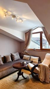 Cozy Stylish 2-bedroom apt near ski road, 5min to Gondola & bars