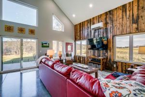 Peaceful Farmhouse Retreat 6 Mi to Virginia Tech!