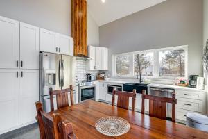 Peaceful Farmhouse Retreat 6 Mi to Virginia Tech!