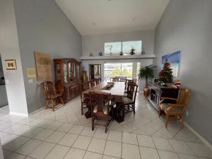 Spacious 5 bedroom in delightful Cape Coral
