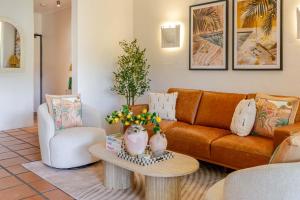 Lets Get Tropical, Located In The Heart Of Town, 2 King Beds, 2 Pools, 2 Bathrooms