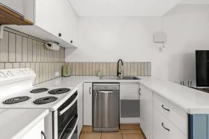 The Palms - Poolside Escape near the Esplanade & CBD