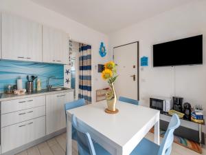 Sea-view apartment in Badesi with parking