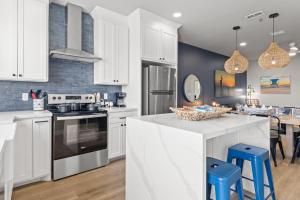 Designer Waterfront Oasis Modern SPI Unit 401