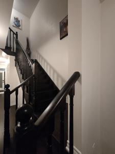 Elegant 3BR Kleinburg Townhouse Free Parking Wifi Full Kitchen Laundry Near Canadas Wonderland