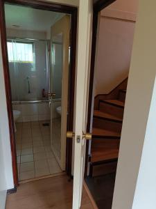 Casa completa dos pisos, tres dormitorios, terraza, estacionamiento en buen barrio