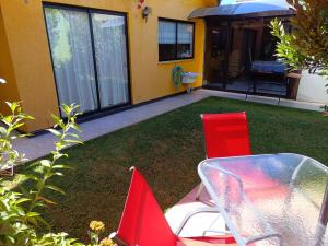 Casa completa dos pisos, tres dormitorios, terraza, estacionamiento en buen barrio