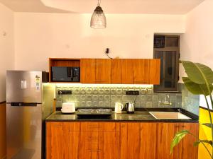 Candolim 1BHK with Private Jacuzzi and Balcony - 5 Minutes from Beach