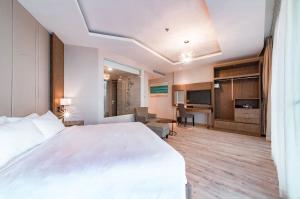 The SUNSET WHITEPEARL OCEANUS Nha Trang Center