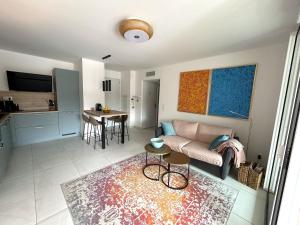 Appartement Moderne avec Terrasse - Clim & Parking - FR-1-837-85