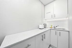 MetaWise BnB Light-Filled Studio Room 5