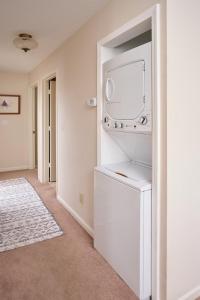 Private Suite with Hot Tub, Gym and Laundry