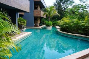 Chic 1BR Private Balcony Sauna Gym & Wifi