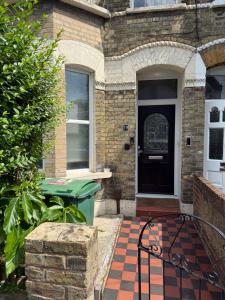 2 Bed Flat Elcot Ave - Luxe CityStays