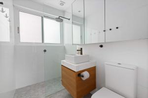 Sunny Manly Apartment Steps from Beach & Cafes