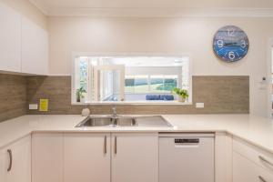 Cuddles Cottage, 4 Christmas Bush Avenue - air conditioned holiday house, 400 metres to Dutchies beach