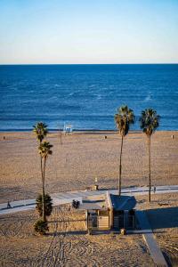 Sweet 2 bedrooms home by the beach city