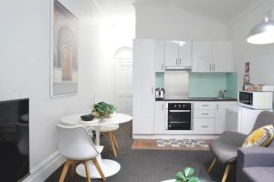 Elegant City Apt with Parking Chippendale