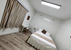 Central Burwood quiet share stay