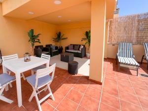 El ático de Alicia con terraza panorámica a pie de playa