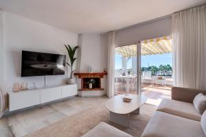 Ultimate Rentals - Coastal Escape - Apartment w Terrace & Sea View