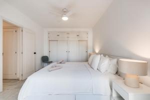 Ultimate Rentals - Coastal Escape - Apartment w Terrace & Sea View