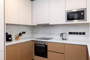 Maison Privee - High-Floor Haven with Open Sea Views on Palm Entry