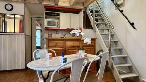 Pavillon avec piscine collective proche Grazel - GN020-001