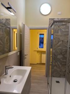 Casa Holyvia - Lakeside Pool Retreat Orange