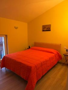 Casa Holyvia - Lakeside Pool Retreat Orange