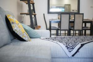 Free housekeeping visits during your stay - StayShort - Stylish 2BR Dubai Marina Stay Balcony Views