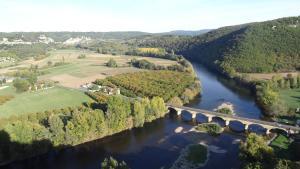 Maisons de vacances Au Pied du CHATEAU - Baignade, canoe, piste cyclable a proximite : photos des chambres