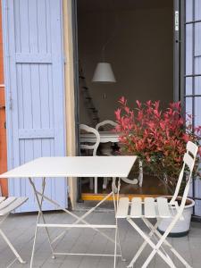 10 Min from the center - historic building - studio apartment