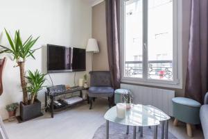 Cozy 1-bedroom Metro at your doorstep with Eiffel Tower view!