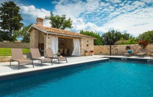 Villa Kurili No14 near Rovinj for 7 persons with 34 m2 private pool & jacuzzi