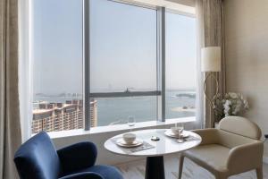 Free housekeeping visits during your stay - Free housekeeping visits during your stay - StayShort - Romantic Sea View Retreat in Palm Jumeirah